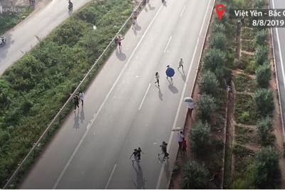[Video] Công nhân ùn ùn chạy qua cao tốc Hà Nội - Bắc Giang