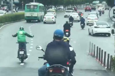  [Video] Nam thanh niên đi xe máy, buông 2 tay, nhún nhẩy, đánh võng trên đường