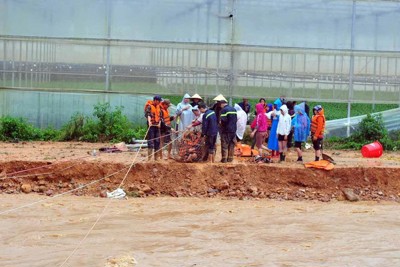 [Video] Giải cứu 41 người bị nước lũ bao vây tại Lâm Đồng