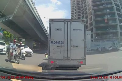 [Video] Chở con nhỏ bằng xe máy, người phụ nữ vẫn tạt đầu xe tải cực nguy hiểm 