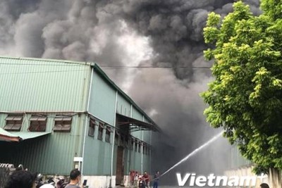 [Video] Khói lửa ngùn ngụt trong vụ cháy lớn gần AEON Mall Long Biên