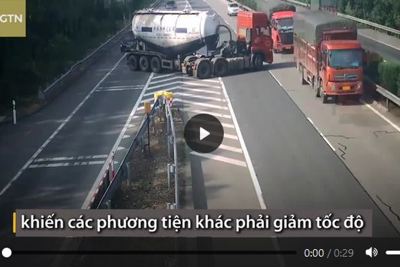 [Video] Xe bồn quay đầu, đi ngược chiều trên cao tốc Trung Quốc
