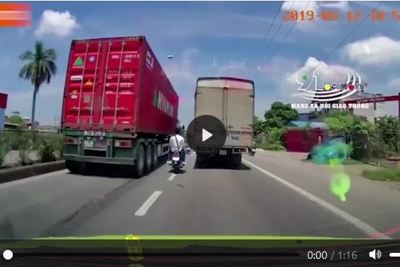 [Video] Nhóm thanh niên len lỏi, lạng lách đánh võng trước đầu ô tô trên quốc lộ