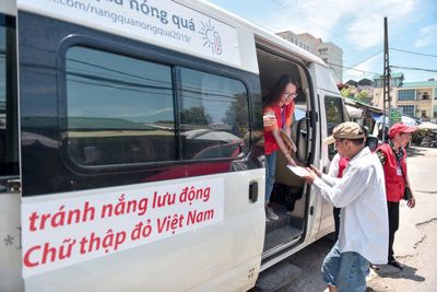  [Video] Hà Nội: Dùng xe buýt làm điểm trú nóng cho người lao động 