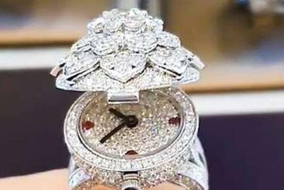 [Video] Nhẫn kim cương tích hợp đồng hồ có giá 17.500 USD
