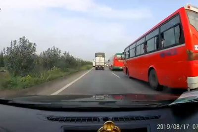 [Video] Nữ công nhân đột ngột băng qua cao tốc Hà Nội – Bắc Giang như "tên bắn"