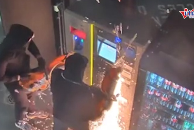 [Video] Nhóm trộm mang hẳn máy cắt cưa cây ATM lấy tiền