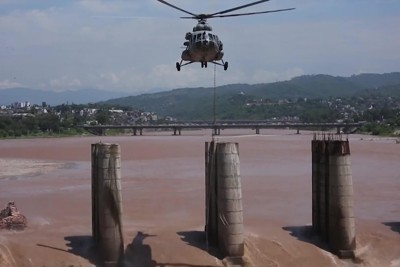 [Video] "Choáng" cảnh trực thăng quân sự Ấn Độ giải cứu người mắc kẹt trong lũ dữ
