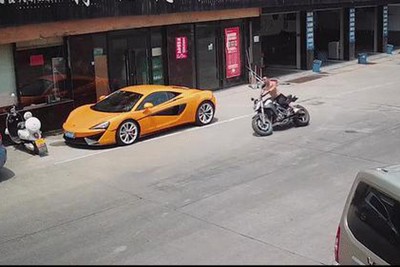 [Video] Biker bồi thường hơn 70.000 USD vì tông vào siêu xe McLaren 570S 