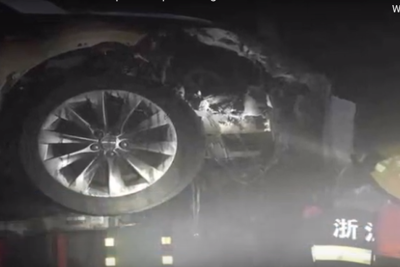 [Video] Thêm một trường hợp cháy xe Tesla khó hiểu 