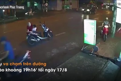 [Video] Dừng xe giữa đường mặc áo mưa, người phụ nữ suýt gây tai nạn nghiêm trọng