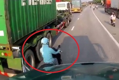 [Video] Nữ "ninja" vượt ẩu, tạt đầu xe container trên quốc lộ 5