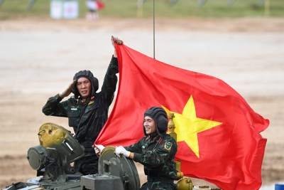 [Video] Xem màn trình diễn xuất sắc trong ngày ra quân của đội xe tăng Việt Nam 