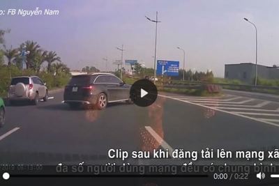 [Video] Rẽ sang đường bất ngờ, xe Mercedes suýt gây va chạm với các ôtô đi sau