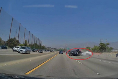  [Video] Cố vượt xe phía trước, ô tô gây tai nạn liên hoàn trên cao tốc 