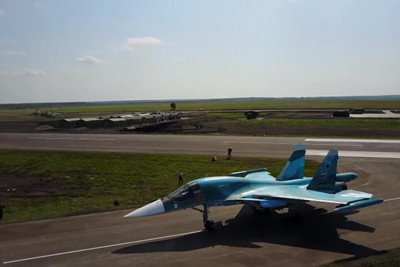 [Video] Máy bay ném bom siêu thanh Su-34 hạ cánh xuống đường cao tốc ở Nga 