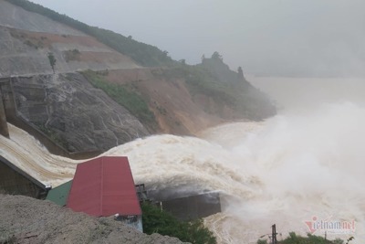 [Video] Mưa lớn suốt 2 ngày, thủy điện xả lũ, hàng trăm dân Hà Tĩnh bị cô lập