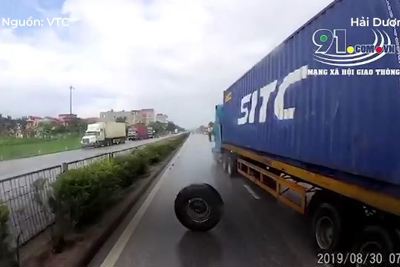 [Video] Xe Container rơi bánh khi đang chạy khiến xe sau phanh gấp 
