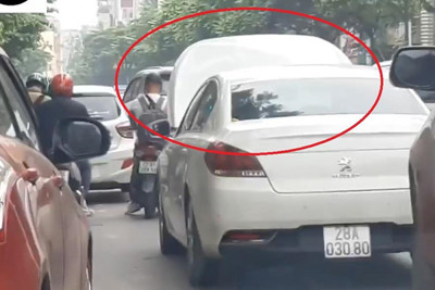 [Video] Không đóng nắp capo, tài xế vẫn điều khiển ôtô chạy trên phố 