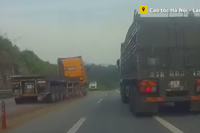 [Video] Xử lý nghiêm xe container đi ngược chiều, phá hỏng biển báo trên cao tốc
