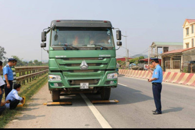 Ba mức xử phạt nặng xe chở quá tải, tài xế cần biết