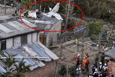  [Video] Colombia: Máy bay "hạ cánh" trên mái nhà, 7 người thiệt mạng