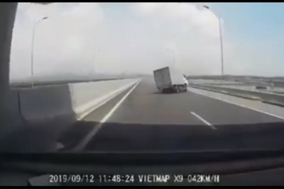 [Video] Xe tải lật nghiêng vì nổ lốp khi đang chạy trên đường cao tốc