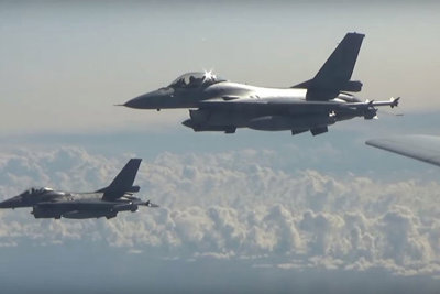 [Video] dàn chiến cơ NATO áp sát máy bay ném bom Nga