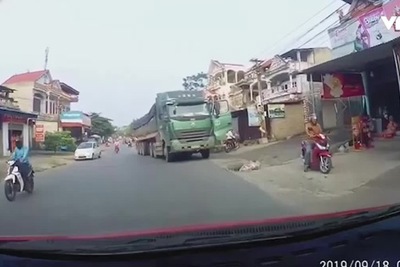 [Video] Bị người phụ nữ đi xe máy tạt đầu, xe ben phanh “cháy đường” 