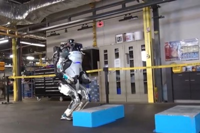 [Video] Robot hình người thể hiện kỹ năng nhào lộn