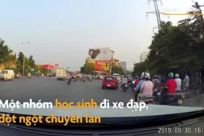 [Video] Học sinh đi xe đạp suýt gặp họa vì tạt đầu ôtô 