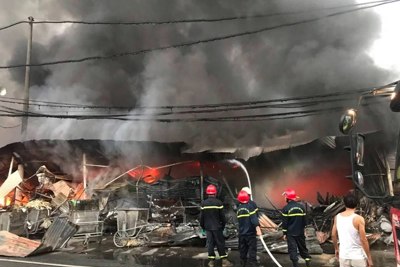 [Video] Cháy lớn tại chợ Còng khiến hàng trăm ki ốt bị thiêu rụi 