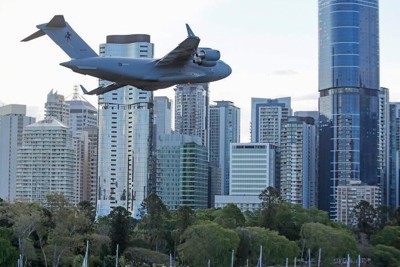 [Video] Cảnh máy bay bay qua giữa các tòa nhà cao tầng