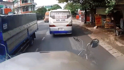 [Video] Tránh tông xe khách, container gây tai nạn với xe đối diện
