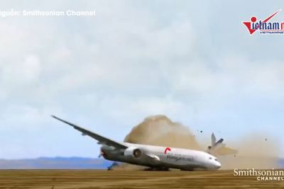 [Video] Lỗi hạ cánh, máy bay lao xuống đường băng vỡ làm đôi 