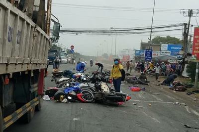 [Video] Xe ben mất lái tông hàng loạt xe máy đang dừng chờ đèn đỏ ở TP. Hồ Chí Minh