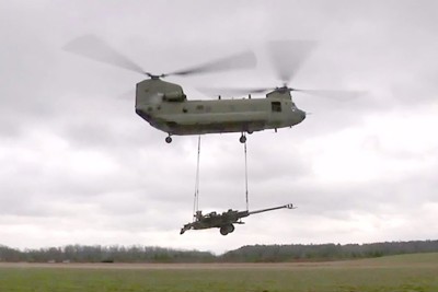 [Video] Trực thăng CH-47 Chinook vận chuyển lựu pháo M-777