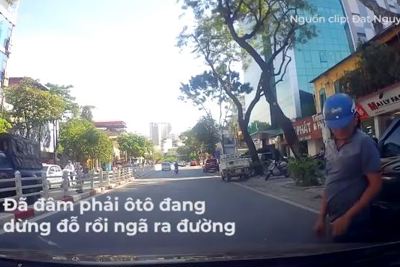 [Video] Mải dùng điện thoại, tài xế xe máy suýt bị ôtô tông trên phố