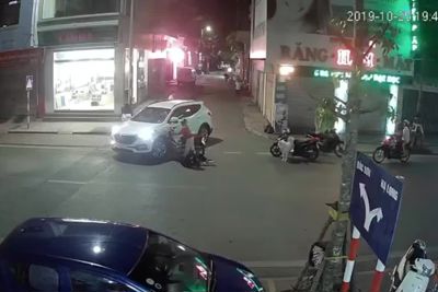 [Video] Phóng nhanh, thiếu quan sát, thanh niên lao xe máy găm bánh vào ô tô