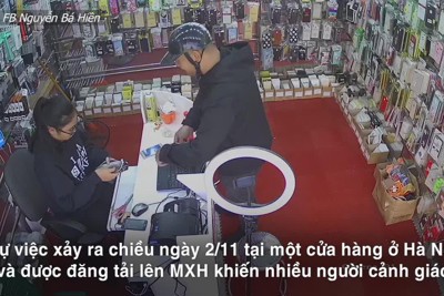 [Video] Rút trộm tiền ngay trên tay cô gái bán hàng