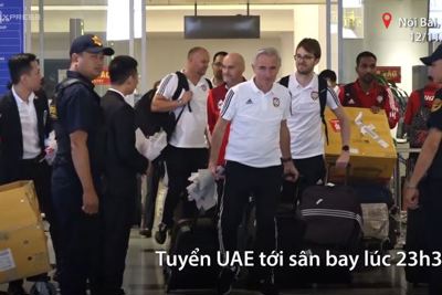 [Video] Tuyển UAE bay chuyên cơ riêng tới Nội Bài lúc nửa đêm