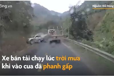 [Video] Xe bán tải phanh gấp khi vào cua gây tai nạn