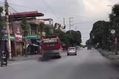 [Video] Xe khách và xe con kèm nhau như diễn xiếc, coi thường tính mạng người đi đường