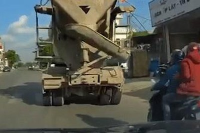 [Video] Xe trộn bê tông dừng đột ngột khiến xe máy đâm thẳng từ phía sau