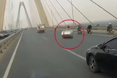 [Video] Téc nước rơi giữa cầu Nhật Tân suýt gây tai nạn liên hoàn