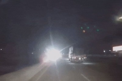 [Video] Suýt gặp tai nạn kinh hoàng vì đèn pha xe ngược chiều gây lóa mắt