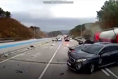 [Video] Tai nạn liên hoàn trên cao tốc vì đường quá trơn