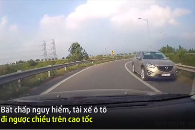 [Video] Ô tô và xe tải thay nhau đi lùi, chạy ngược chiều trên cao tốc 