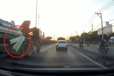 [Video] Miếng thép rơi từ xe đầu kéo suýt gây họa cho ôtô phía sau
