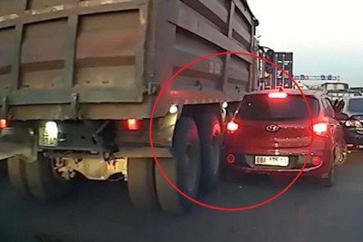 [Video] Ôtô va quệt vào xe ben vì cố chen lấn trên đường